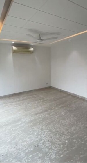 Room in 4 BHK Builder Floor at Panchsheel Park – for Rent