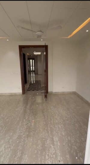 Room in 4 BHK Builder Floor at Panchsheel Park – for Rent