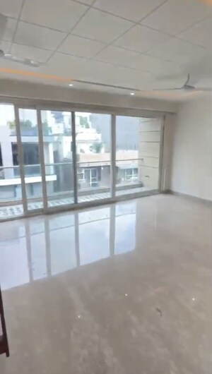 Room in 4 BHK Builder Floor at Panchsheel Park – for Rent