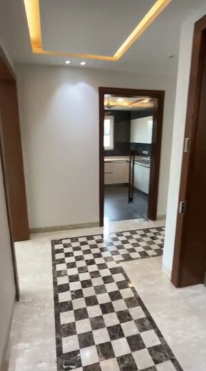 Room in 4 BHK Builder Floor at Panchsheel Park – for Rent