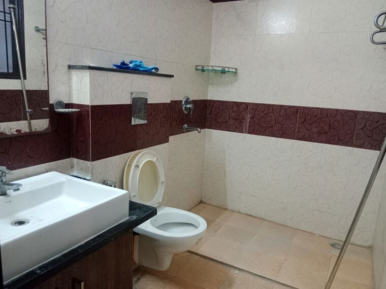 Bathroom, unitech-south-city-ii 3 Bedroom 1500 Sq.Ft. Builder Floor In Sector 50 Gurgaon 10716445