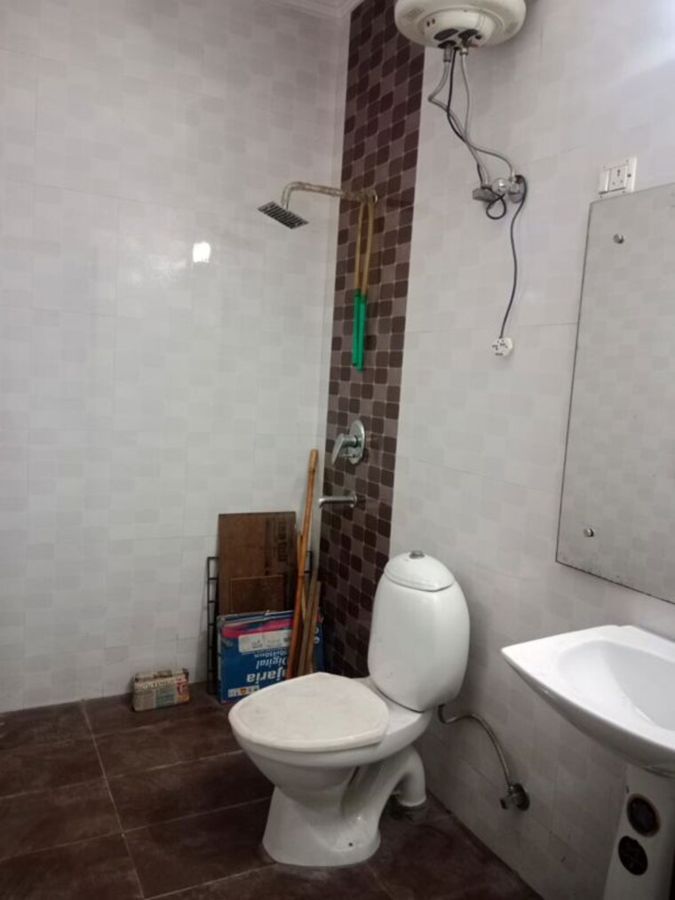 Bathroom, unitech-south-city-ii 3 Bedroom 1500 Sq.Ft. Builder Floor In Sector 50 Gurgaon 10716445