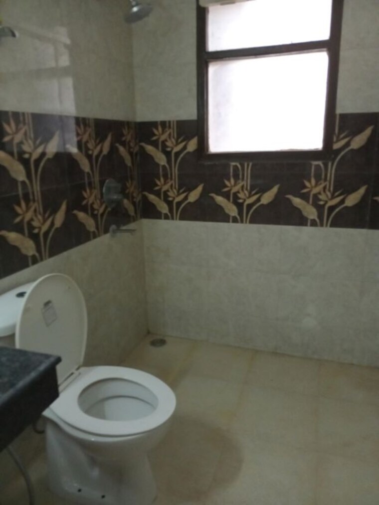 Bathroom, sector 23 3 Bedroom 1550 Sq.Ft. Builder Floor In Sector 23 Gurgaon 10716446