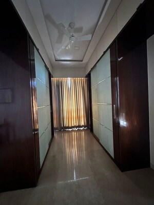 Room in 4 BHK Apartment at Mulund East – for Sale