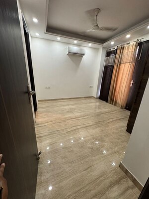 Building Lobby in 4 BHK Builder Floor at BPTP Amstoria Country Floor, Sector 102 – for Sale