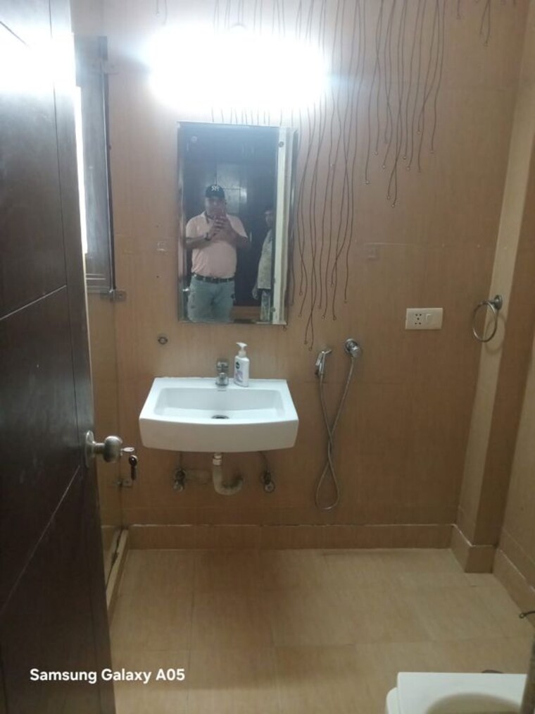 Bathroom, panchsheel enclave 3 Bedroom 265 Sq.Yd. Builder Floor In Panchsheel Enclave Delhi 10716612