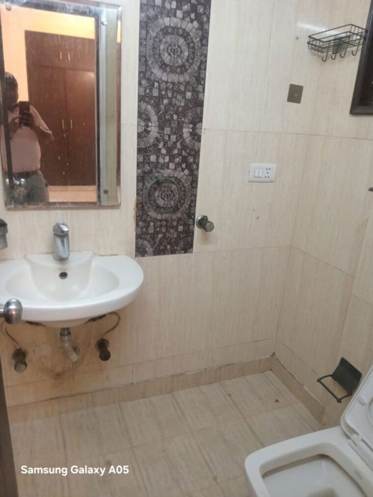 Bathroom, panchsheel enclave 3 Bedroom 265 Sq.Yd. Builder Floor In Panchsheel Enclave Delhi 10716612