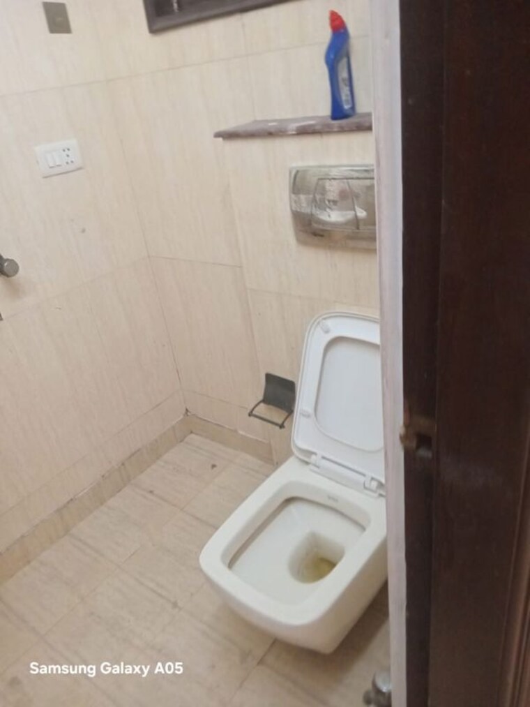 Bathroom, panchsheel enclave 3 Bedroom 265 Sq.Yd. Builder Floor In Panchsheel Enclave Delhi 10716612