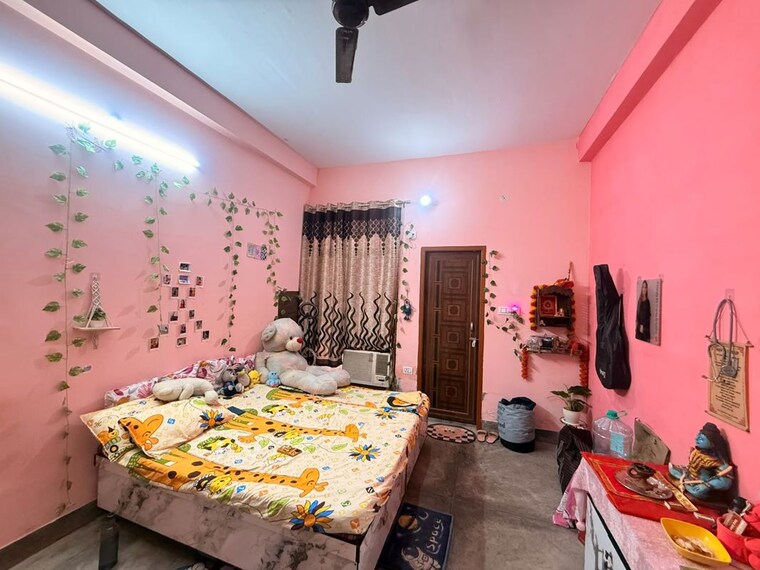 Bedroom, vineet khand Pg For Girls In Vineet Khand 10716771