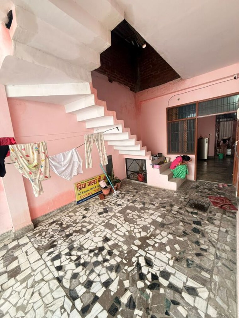 Bedroom, vineet khand Pg For Girls In Vineet Khand 10716777