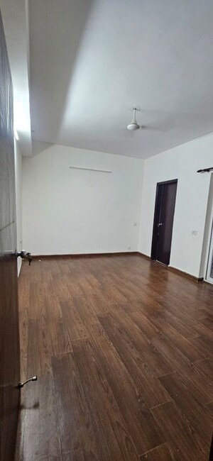 Room in 3 BHK Builder Floor at Uppal Southend, Sector 49 – for Rent