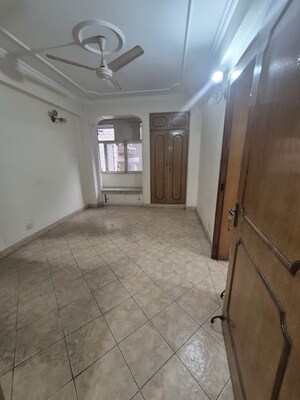 Room in 3.5 BHK Apartment at Mayur Vihar – for Rent