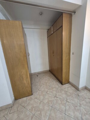 Furnished Amenities in 3.5 BHK Apartment at Mayur Vihar – for Rent