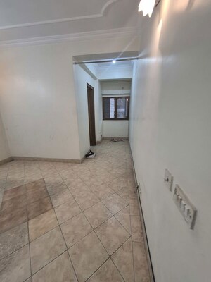 Room in 3.5 BHK Apartment at Mayur Vihar – for Rent