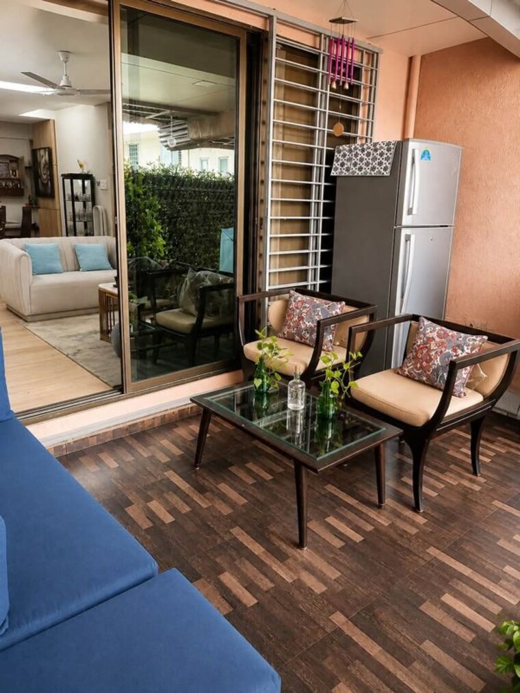 Balcony, beach-apartments 2 Bedroom 700 Sq.Ft. Apartment In Juhu Mumbai 10716842