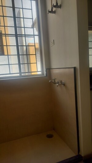 Room in 3 BHK Builder Floor at Jubilee Hills – for Rent