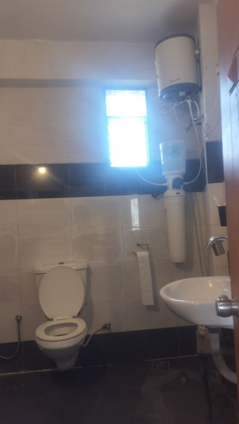 Bathroom, jubilee hills 3 Bedroom 1800 Sq.Ft. Apartment In Jubilee Hills Hyderabad 10716904