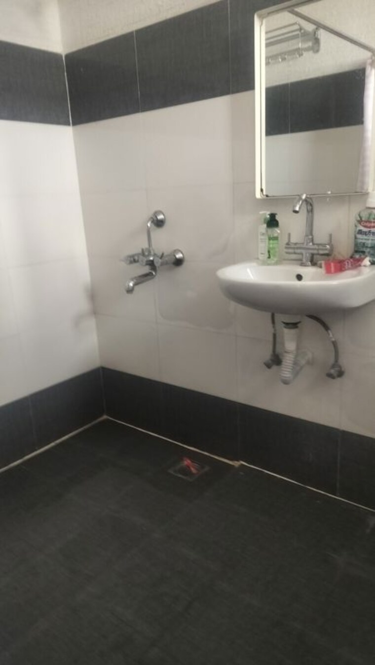 Bathroom, jubilee hills 3 Bedroom 1800 Sq.Ft. Apartment In Jubilee Hills Hyderabad 10716904
