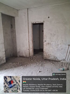 Room in  Apartment at Kulesara Noida – for Sale