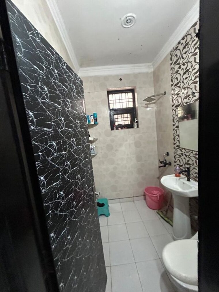 Bathroom, green fields colony 3 Bedroom 305 Sq.Yd. Builder Floor In Green Fields Colony Faridabad 10717027