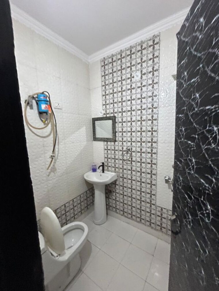 Bathroom, green fields colony 3 Bedroom 305 Sq.Yd. Builder Floor In Green Fields Colony Faridabad 10717027