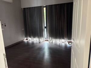 Room in 3.5 BHK Apartment at Kumar Sienna, Magarpatta Road – for Sale