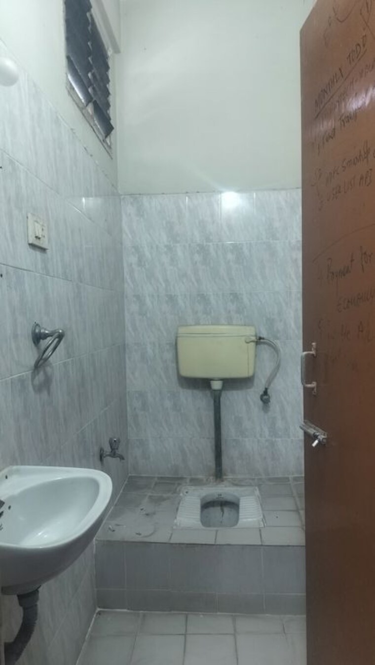 Bathroom, jubilee hills 3 Bedroom 1750 Sq.Ft. Apartment In Jubilee Hills Hyderabad 10717035