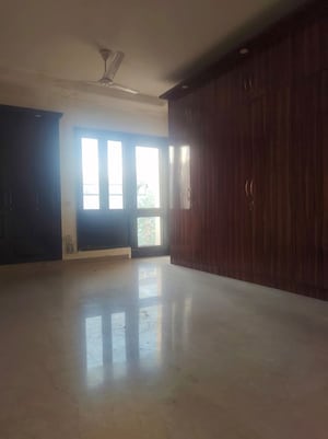 Room in 4 BHK Builder Floor at New Friends Colony – for Sale