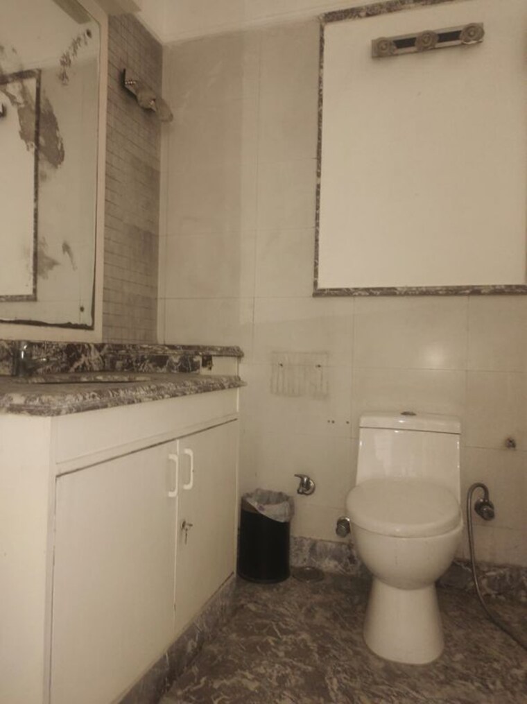 Bathroom, new friends colony 4 Bedroom 4500 Sq.Ft. Builder Floor In New Friends Colony Delhi 10717050