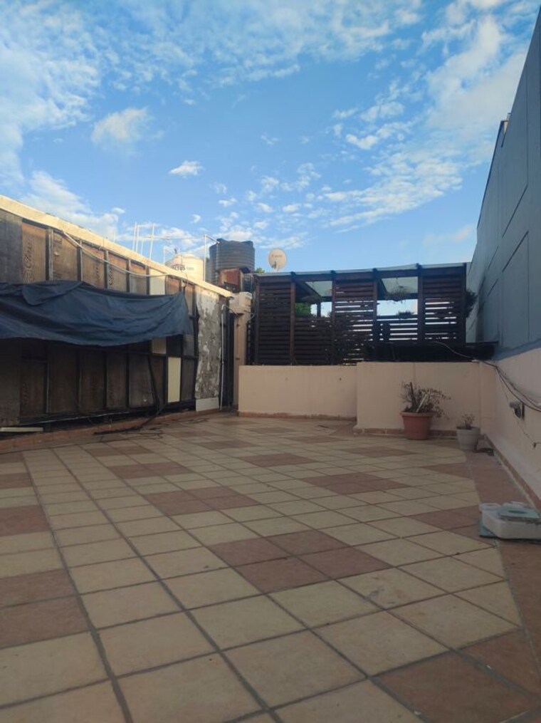  Parking, new friends colony 4 Bedroom 4500 Sq.Ft. Builder Floor In New Friends Colony Delhi 10717050