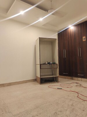 Room in 4 BHK Builder Floor at Panchsheel Enclave – for Rent