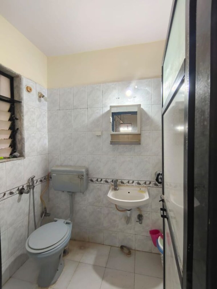 Bathroom, dheeraj-darshan 1 Bedroom 500 Sq.Ft. Apartment In Jogeshwari East Mumbai 10717091