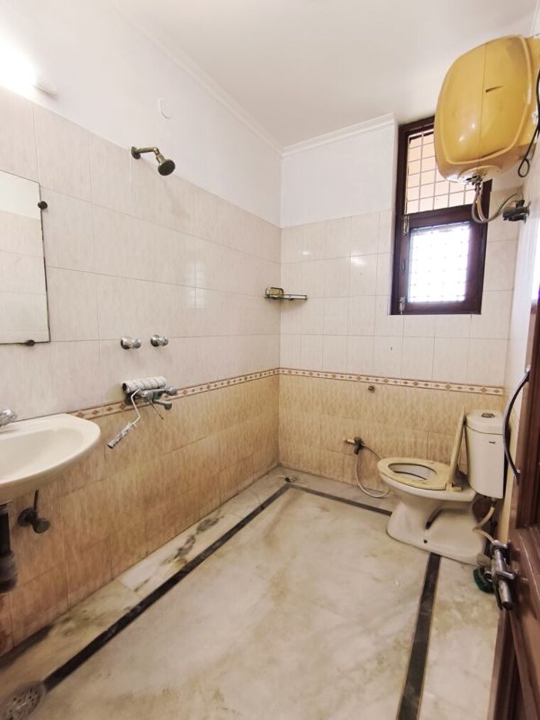 Bathroom, sector 10a 1.5 Bedroom 1050 Sq.Ft. Builder Floor In Sector 10a Gurgaon 10706987