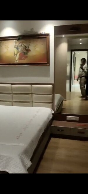 Room in 2 BHK Apartment at Sheth Avalon, Laxmi Nagar – for Sale