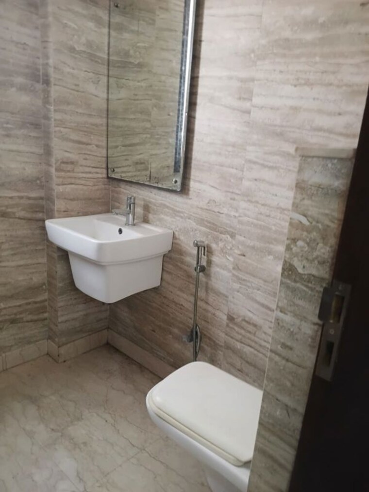 Bathroom, greater kailash i 3 Bedroom 208 Sq.Yd. Builder Floor In Greater Kailash I Delhi 10717168