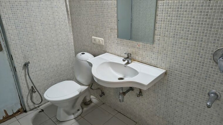Bathroom, gaur-atulyam 2 Bedroom 955 Sq.Ft. Apartment In Omicron I Greater Noida Greater Noida 10717171