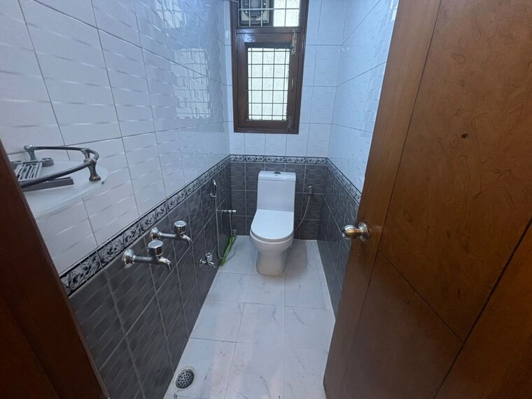 Kitchen, east of kailash 3 Bedroom 200 Sq.Yd. Builder Floor In East Of Kailash Delhi 10717067