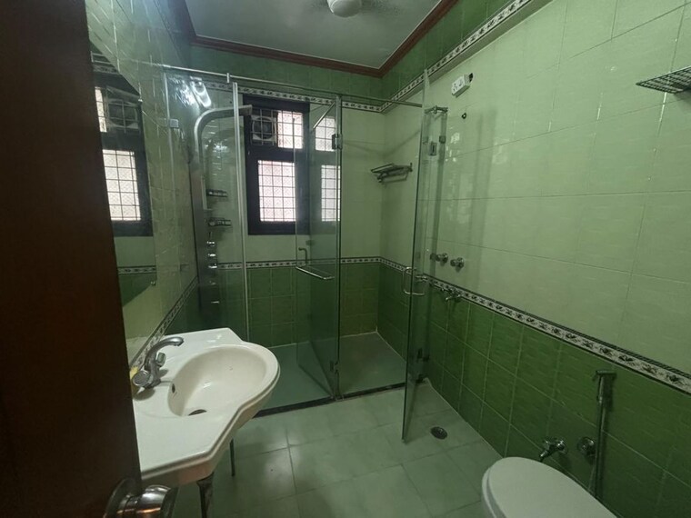 Team Area, east of kailash 3 Bedroom 200 Sq.Yd. Builder Floor In East Of Kailash Delhi 10717067