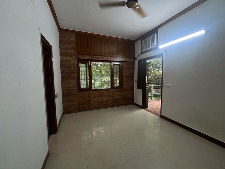 Room, east of kailash 3 Bedroom 200 Sq.Yd. Builder Floor In East Of Kailash Delhi 10717067