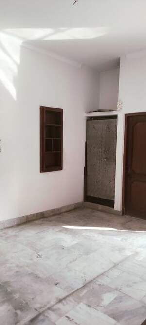 Room in 3 BHK Independent House at Sector 37 – for Rent