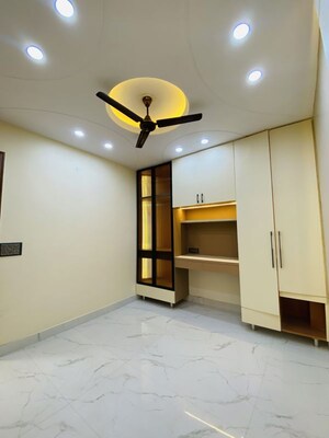 Room in 3 BHK Builder Floor at Uttam Nagar – for Rent