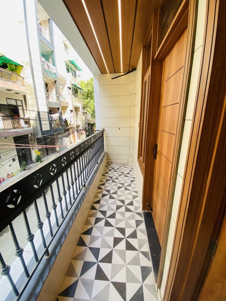 Balcony, uttam nagar 3 Bedroom 150 Sq.Yd. Builder Floor In Uttam Nagar Delhi 10717188