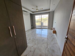 Room in 3 BHK Builder Floor at Sector 57 – for Rent