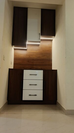 Room in 2.5 BHK Apartment at UPAEVP Mandakini Enclave, Raebareli Road – for Rent