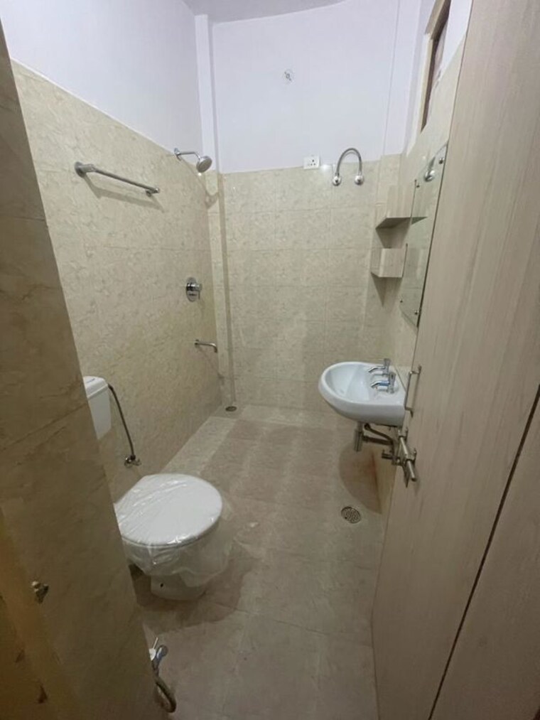 Bathroom, upaevp-mandakini-enclave 2.5 Bedroom 1375 Sq.Ft. Apartment In Raebareli Road Lucknow 10717216