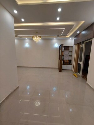 Room in 3.5 BHK Apartment at Omaxe R2, Gomti Nagar – for Rent