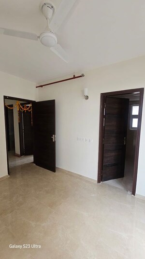 Room in 2.5 BHK Apartment at Omaxe Hazratganj Residency, Gomti Nagar – for Rent