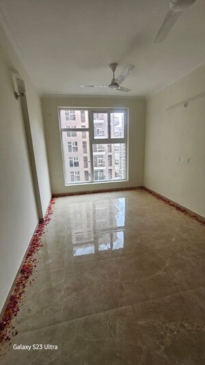 Room in 2.5 BHK Apartment at Omaxe Hazratganj Residency, Gomti Nagar – for Rent