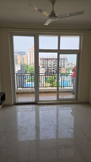 Room in 3 BHK Apartment at Omaxe The Palace, Gomti Nagar – for Rent