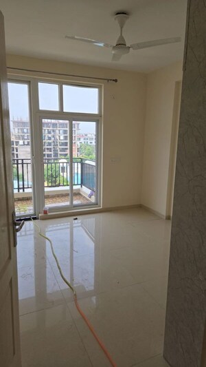 Room in 3 BHK Apartment at Omaxe The Palace, Gomti Nagar – for Rent